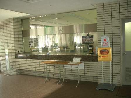 港サッカー場のAEDの写真