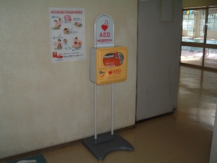 南陽プールのAEDの写真