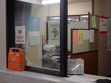 写真:日本ガイシホール(25mプール)のAED