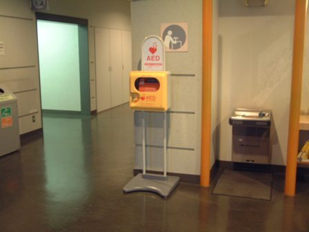 写真:千種スポーツセンターのAED