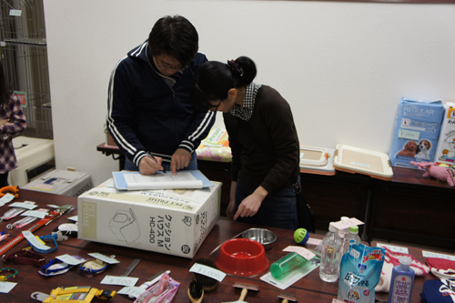 模擬で買い物をしてもらっている写真