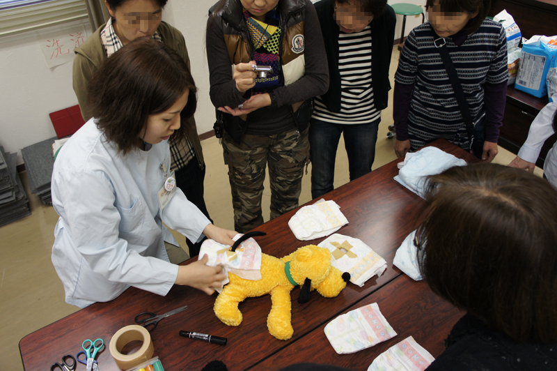 写真:オムツを使った実習風景