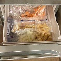 料理の際に余った食材がカットして冷凍保存されている写真