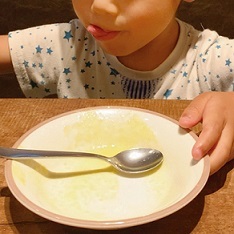 子どもが食事を食べきった写真