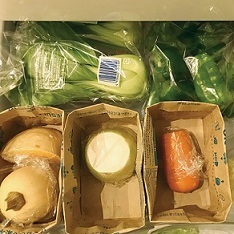 使いかけの野菜が冷蔵庫内で整理整頓して保存されている写真