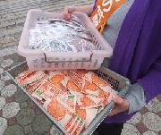 写真:オレンジリボンなどの啓発物品の配布