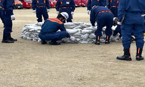 写真：土のう作成