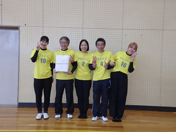 写真:Aリーグ優勝FESVクラブBチームの皆さん