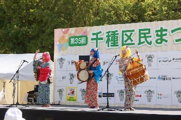 写真:ちんどんステージショーの様子