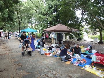 写真:フリーマーケットが行われている様子