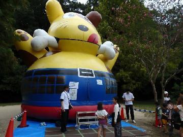 写真:子供向け遊具の列に並ぶ人々の様子