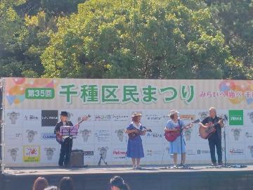 写真:ウクレレとギターによる弾き語りをしている様子