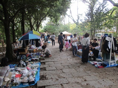 写真:フリーマーケットが行われている様子