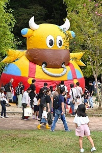 写真:子供向け遊具の列に並ぶ人々の様子