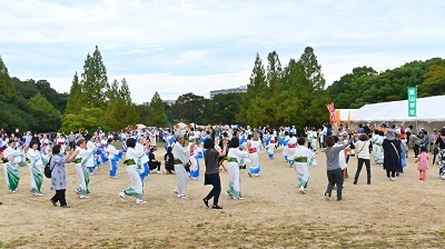 写真:総踊りを参加者が踊っている様子