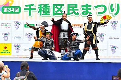 写真:おもてなし武将隊のパフォーマンスの様子