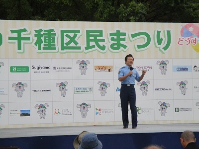 写真:演歌ポリスの歌う様子