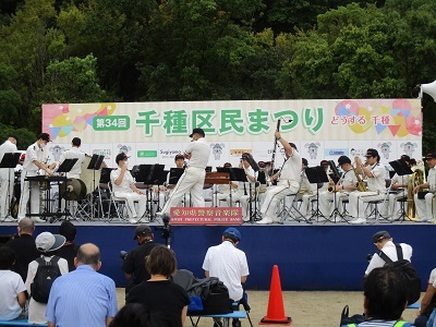 写真:警察音楽隊の演奏の様子