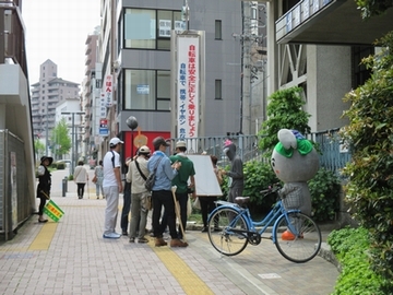 写真:千種区役所前での撮影風景