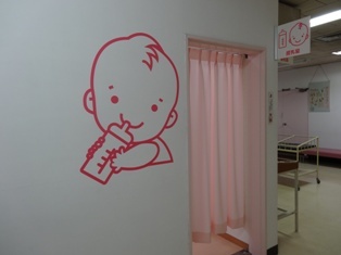 写真:授乳室の入り口にかわいいベビーのイラストが描かれています