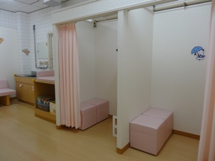 写真:授乳室内にはカーテンと壁で仕切られた授乳用個室が2室あります