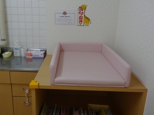 写真:大きなおむつ替えベッドを設置しています