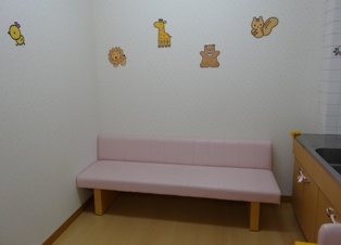 写真:ゆったりした大きなソファ