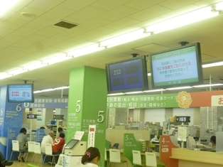 広告付き番号呼出モニターの写真