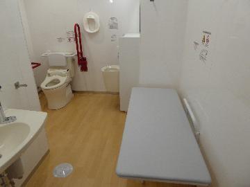 大人用おむつ替えベッドの映ったトイレ内部の写真