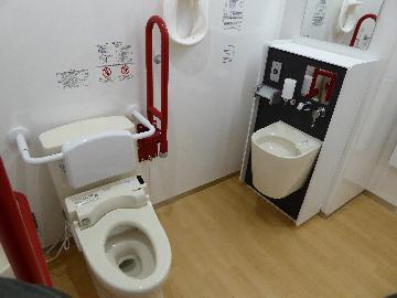 オストメイト対応設備の映ったトイレ内部の写真