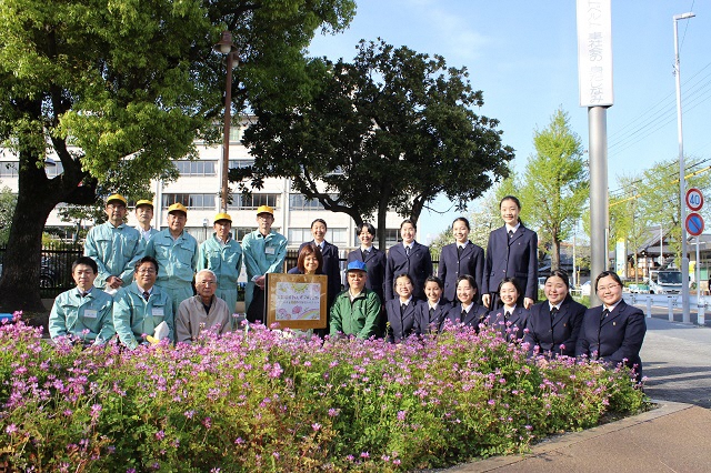 れんげを前に集合写真