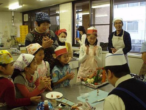 写真:ウインナー飾り切り教室の様子