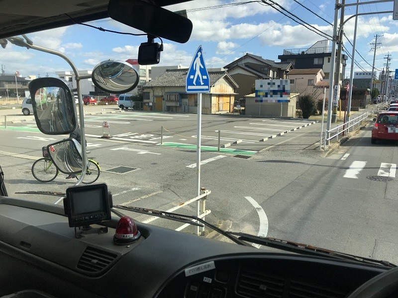 写真:トラックの運転席から見た景色