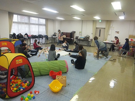 写真：子育てサロンの様子1