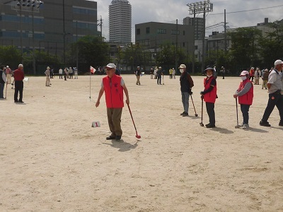写真：第30回東区学区対抗グラウンド・ゴルフ大会の様子1