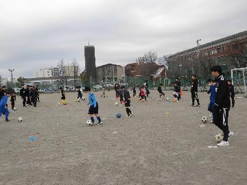 写真:サッカーボールをドリブルしている様子