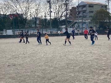 写真:ラグビーボールをパスしている様子