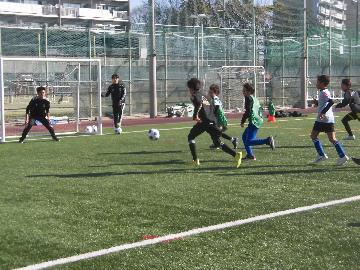 写真:サッカーボールをドリブルしている様子