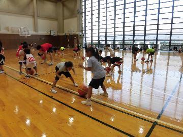 写真:バスケットボール教室3日目の様子