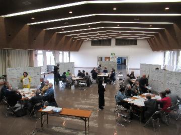 写真：事例紹介を聴きます