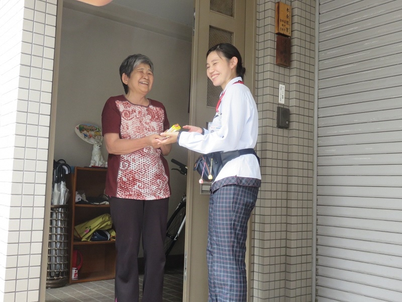 写真：商品をお渡ししているときの様子