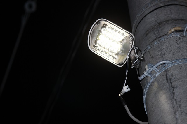 写真:防犯灯の設置の様子