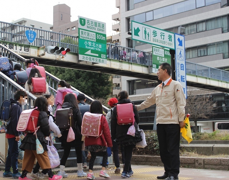 写真:服部部長とハイタッチする小学生