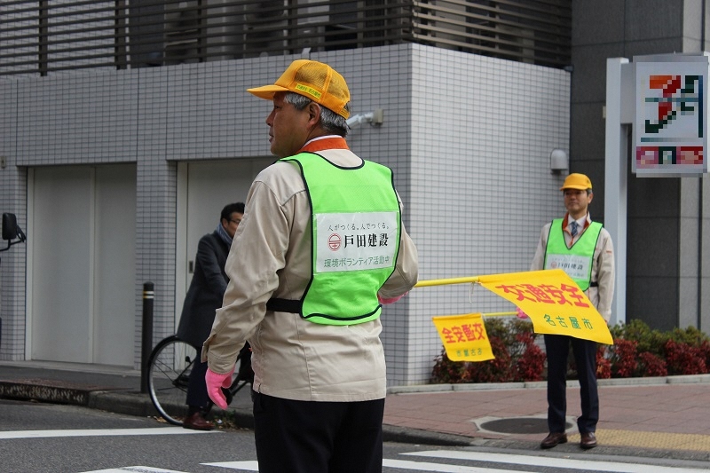 写真:見守り活動を行う戸田建設の社員
