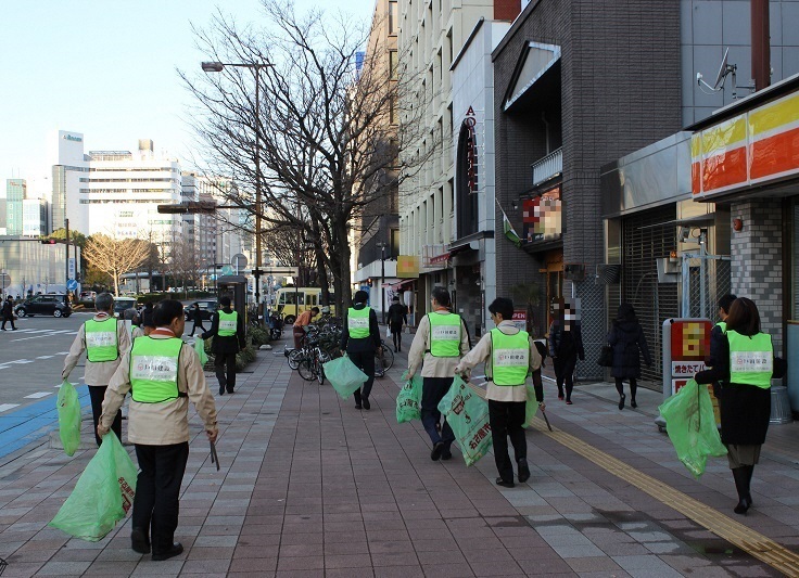 写真:清掃活動を行う戸田建設の社員