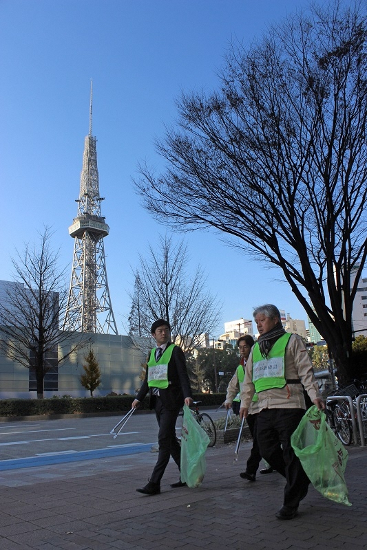 写真:テレビ塔のふもとで清掃活動をする戸田建設の社員