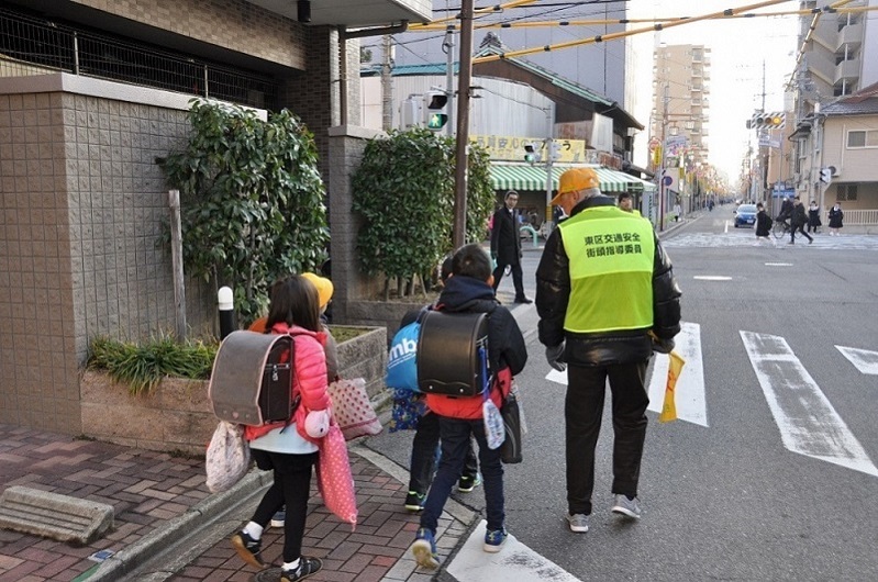 写真:筒井学区での見守り活動の様子