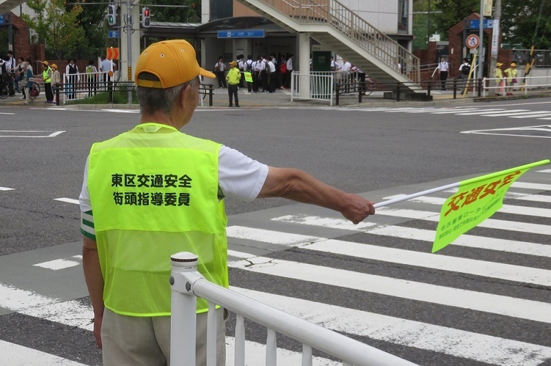 写真:砂田橋学区での見守り活動の様子