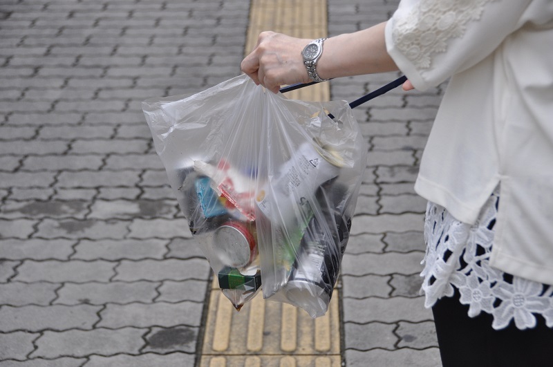 写真:ゴミを拾っている社員の様子