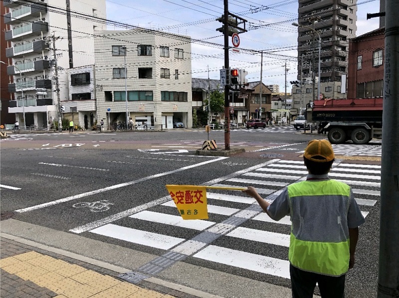 写真:hoyuの社員が旗を持っている